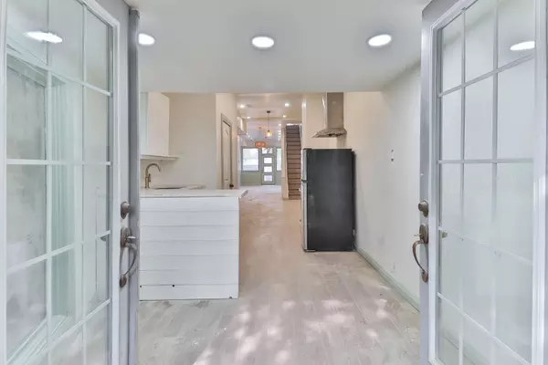 Toronto W02, ON M6H 2X5,990 Dovercourt RD