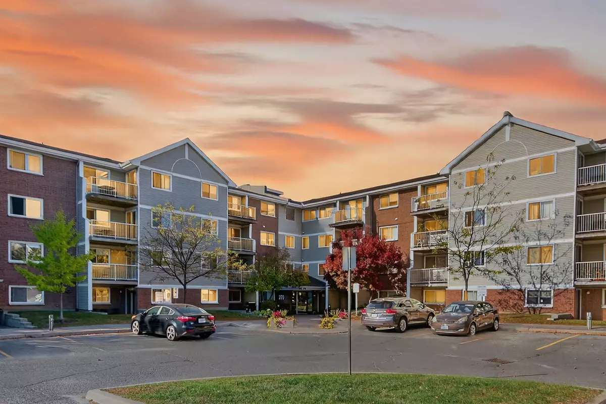 Manor Park - Cardinal Glen And Area, ON K1K 4M3,270 Brittany DR #306