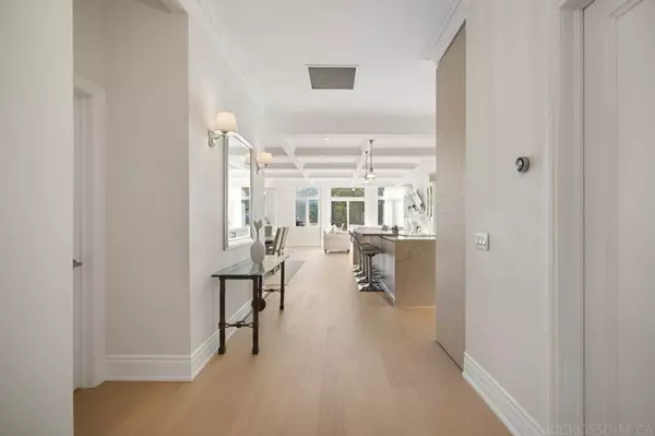 Toronto, ON M4P 2B1,65 Sheldrake BLVD #208