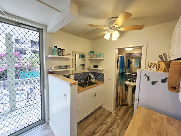 Kailua-kona, HI 96740,75-5776 KUAKINI HIGHWAY #234