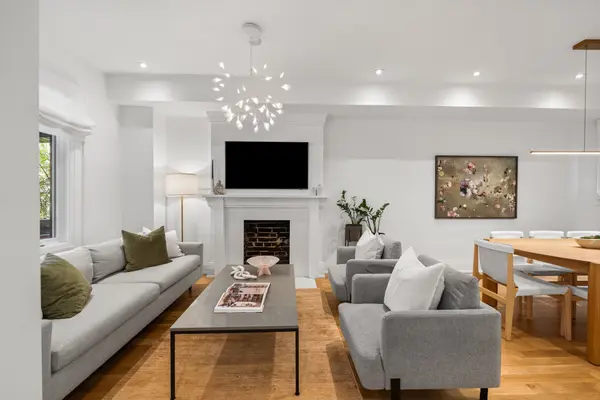 Toronto C02, ON M5R 3B6,206 Howland AVE