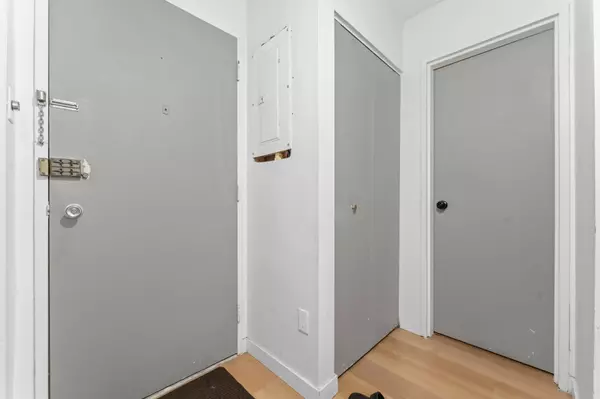 Beacon Hill North - South And Area, ON K1J 7N8,2080 Ogilvie RD #11K