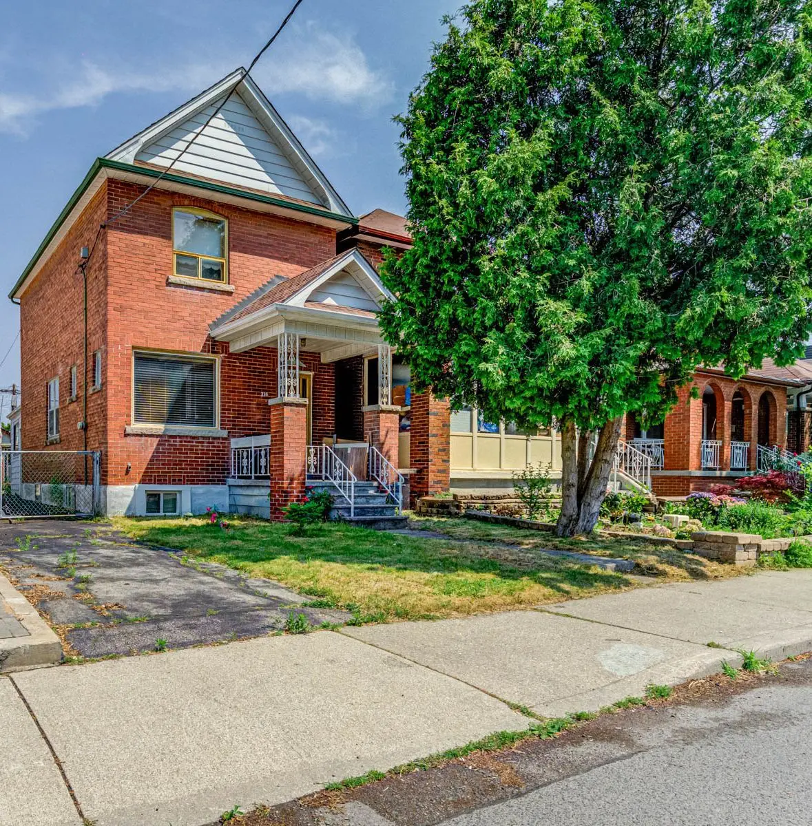 Toronto W04, ON M6E 2M2,216 Livingstone AVE