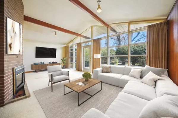 Mississauga, ON L5G 2S1,240 South Service RD