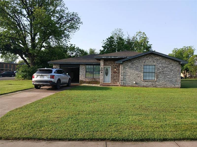 208 E Archer Road, Seymour, TX 76380