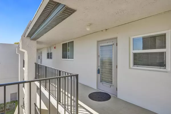 Davie, FL 33324,9235 Lagoon Pl #410