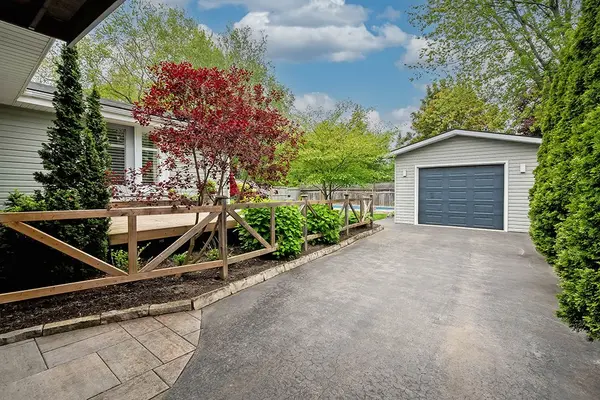 Oakville, ON L6L 2Z1,213 Mohawk RD