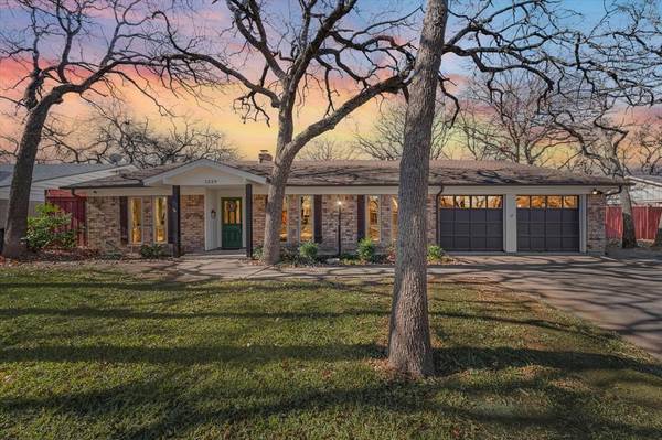 1529 Oak Creek Drive, Hurst, TX 76054