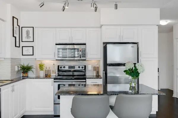 Toronto W06, ON N8V 0A9,15 Legion RD #2305