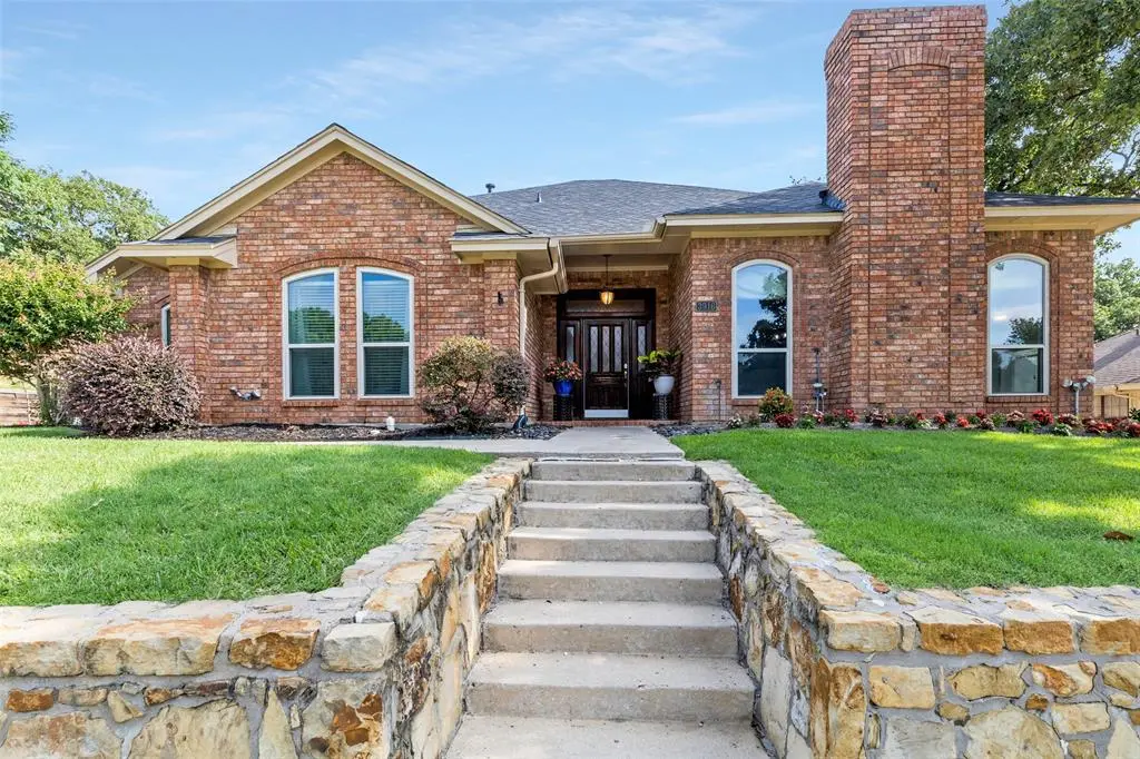 3916 Meadow Drive, Grapevine, TX 76051