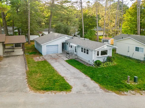 3 Carruthers ST S, Wasaga Beach, ON L9Z 1K2