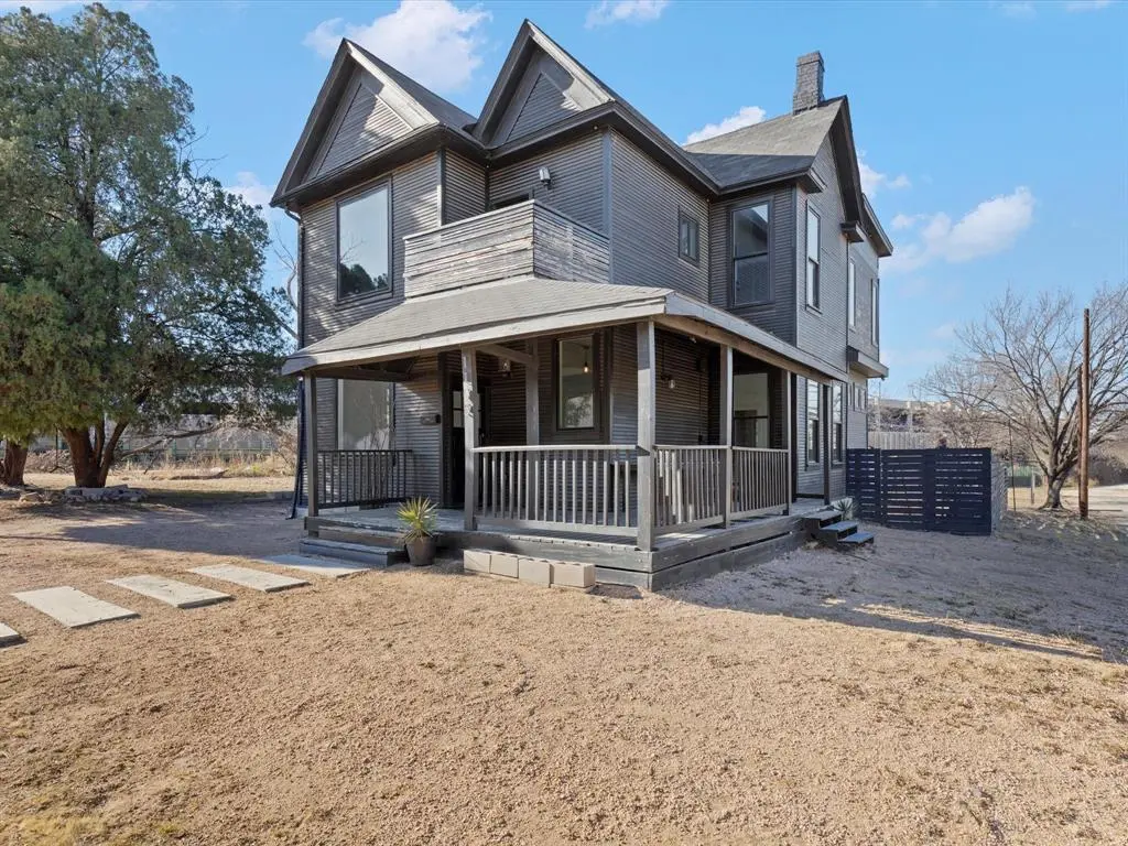 1105 E Peach Street, Fort Worth, TX 76102