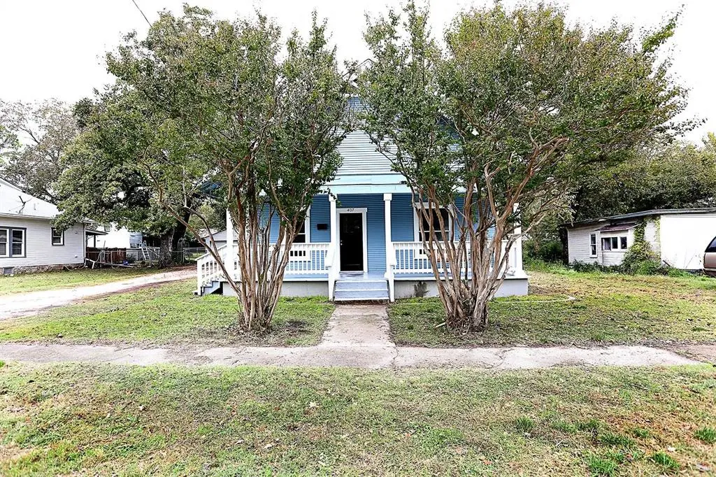 407 E Tarrant Street, Bowie, TX 76230