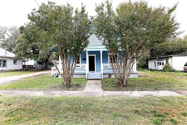 407 E Tarrant Street,  Bowie,  TX 76230