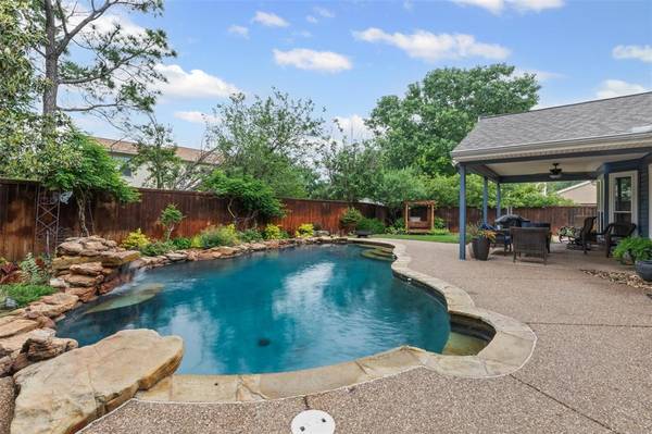825 Heather Wood Drive,  Grapevine,  TX 76051