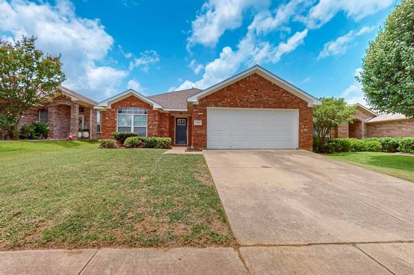 2024 Castleview Drive,  Fort Worth,  TX 76120