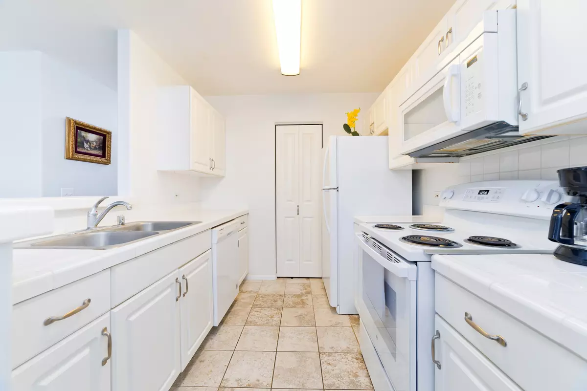 Kailua-kona, HI 96740,75-6081 ALII DR #VV102