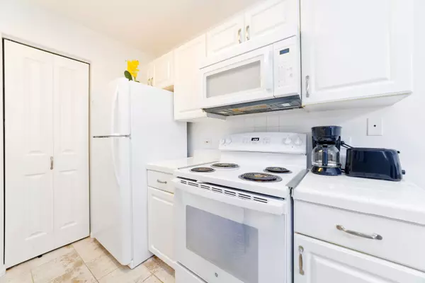 Kailua-kona, HI 96740,75-6081 ALII DR #VV102