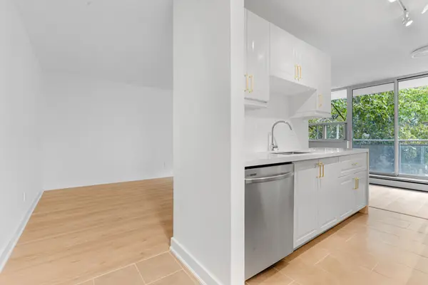 Niagara Falls, ON L2J 3G5,6400 Huggins ST #305