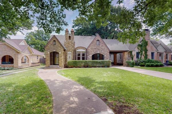 1022 N Edgefield Avenue,  Dallas,  TX 75208