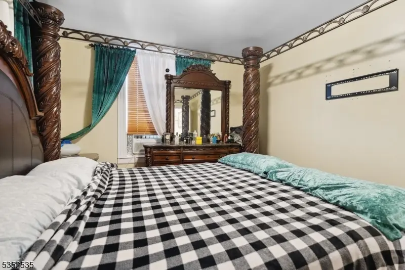 172 20Th Ave, Paterson City, NJ 07501