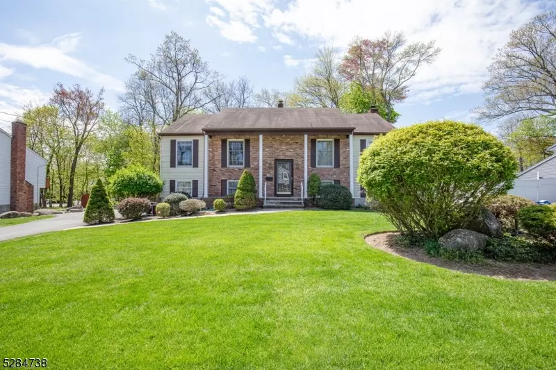 Oakland Boro, NJ 07436,8 Robin Ln