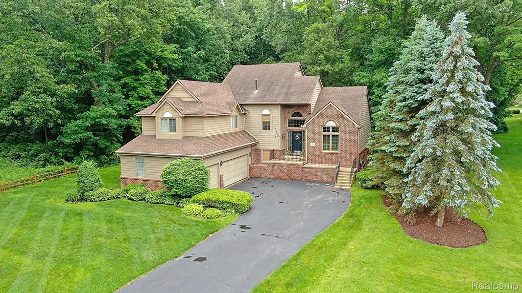 1385 WOODCREST LN, Commerce Twp, MI 48382