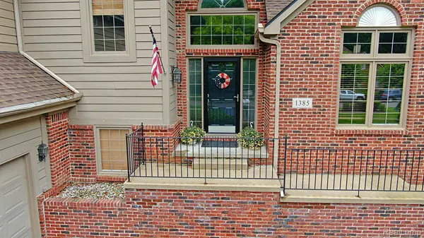 Commerce Twp, MI 48382,1385 WOODCREST LN