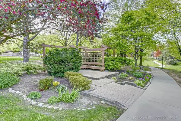 Mississauga, ON L5A 3S6,3100 Kirwin AVE #702