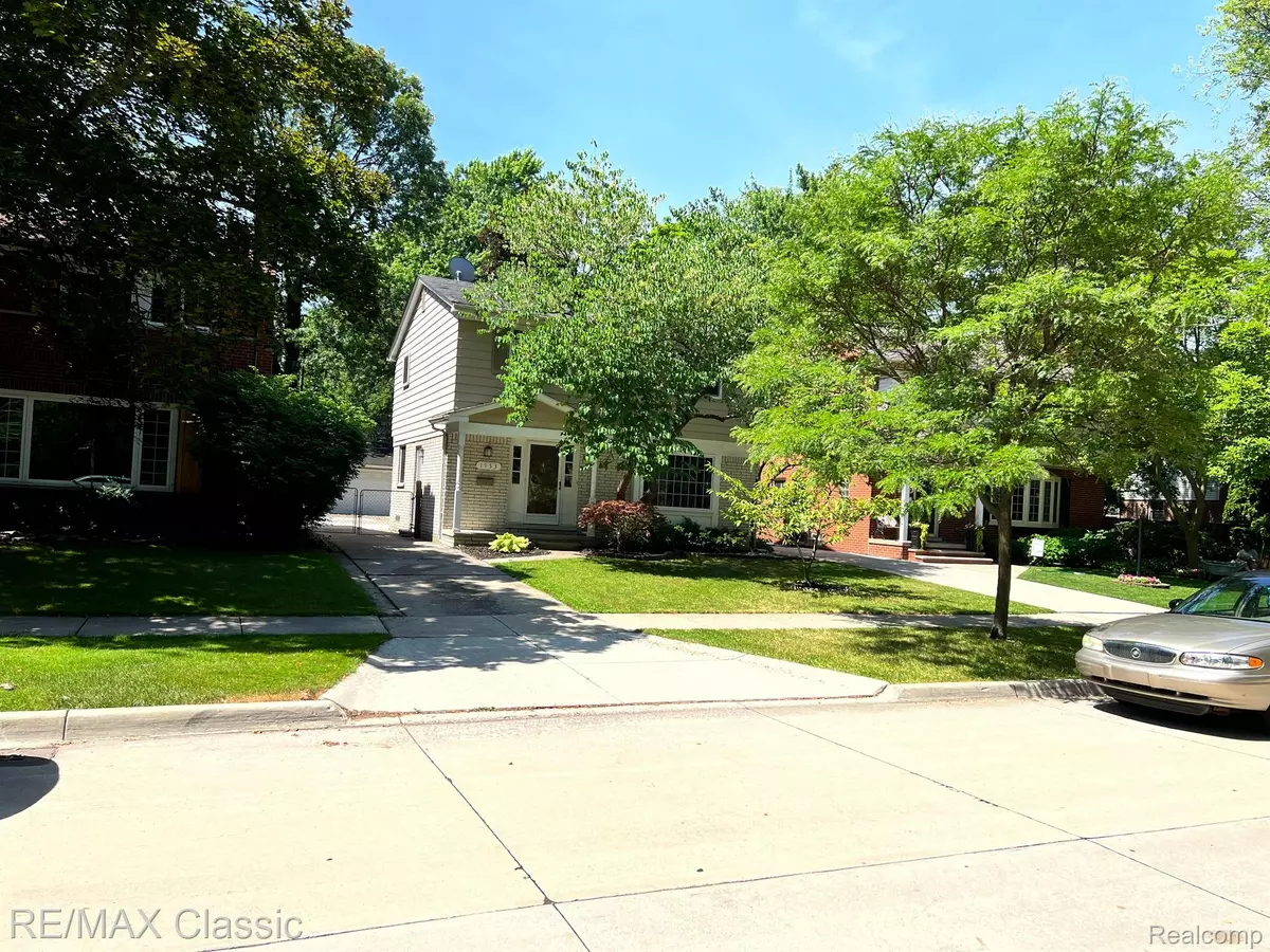 Grosse Pointe Woods, MI 48236,1953 Broadstone RD