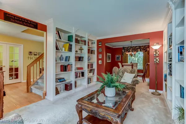 Walled Lake, MI 48390,106 CHESTNUT RDG