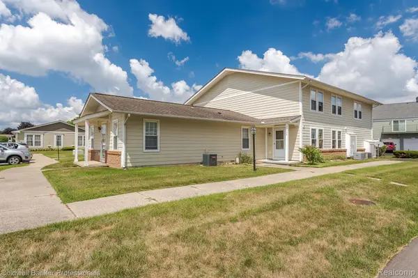 Novi, MI 48375,39736 VILLAGE WOOD CIR