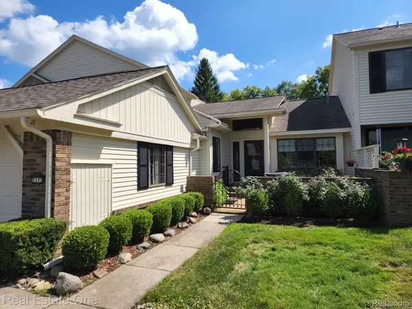 West Bloomfield, MI 48322,7177 Creeks Crossing #52