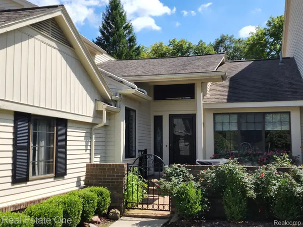 West Bloomfield, MI 48322,7177 Creeks Crossing #52