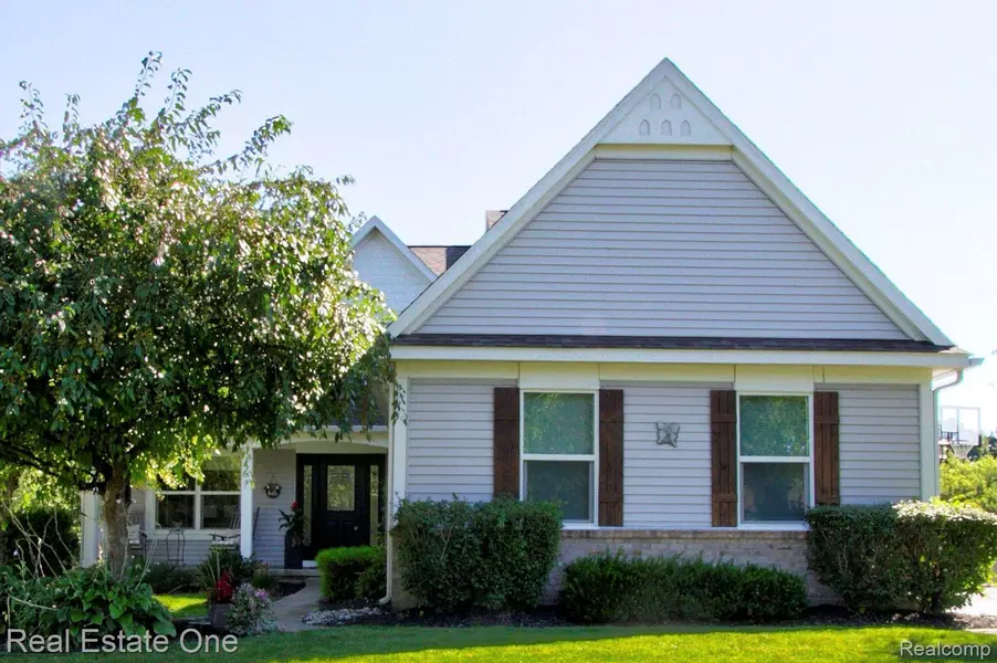 8959 Redstone DR, Pinckney, MI 48169