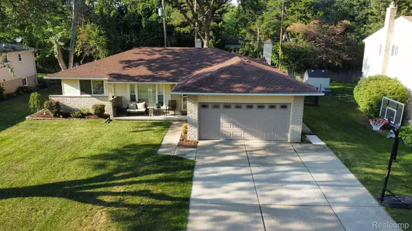 30190 WOODGATE DR, Southfield, MI 48076