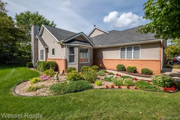 1315 STEEPLECHASE CT #39, Howell, MI 48843