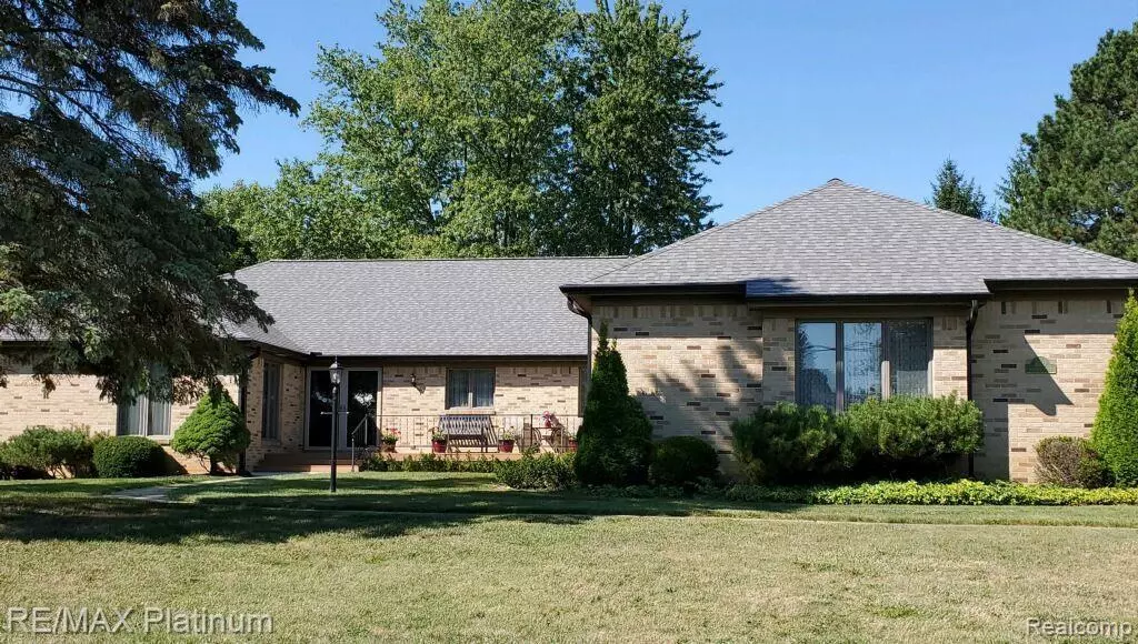 9350 OAKMONT DR, Grand Blanc, MI 48439