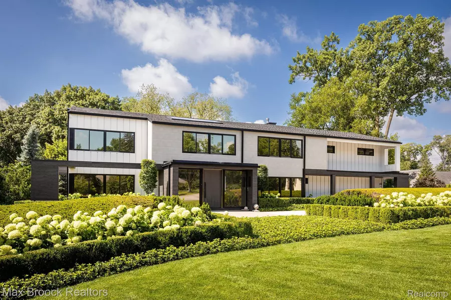 3427 Sutton PL, Bloomfield Hills, MI 48301