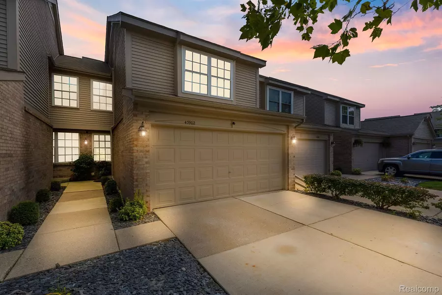 43902 STONEY LN, Sterling Heights, MI 48313