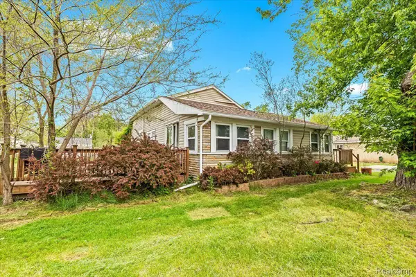 576 FARNSWORTH RD, White Lake, MI 48386