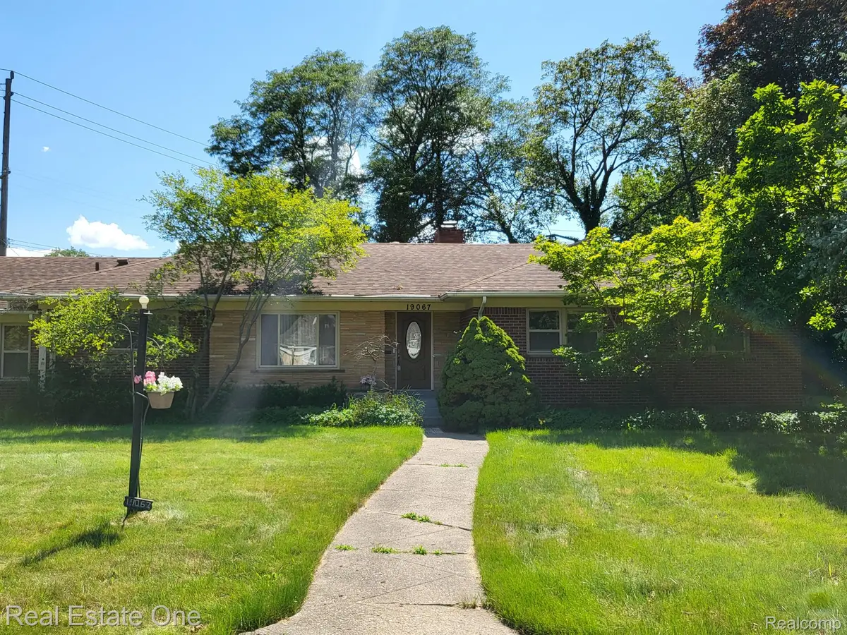 Lathrup Village, MI 48076,19067 RAINBOW DR