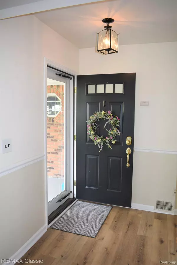 Novi, MI 48375,24681 APPLE CREST DR