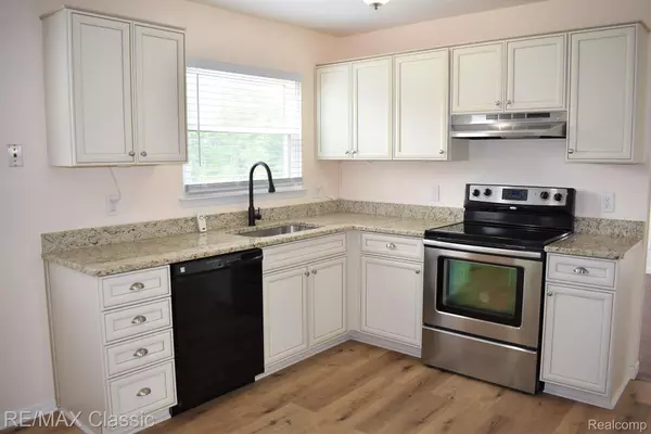 Novi, MI 48375,24681 APPLE CREST DR