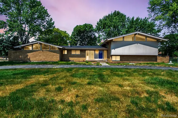 38123 E HORSESHOE DR, Clinton Township, MI 48036