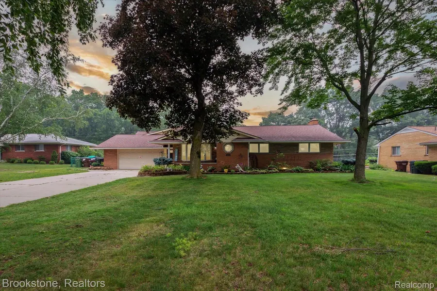 4301 SANDY CREEK DR, Shelby Twp, MI 48316