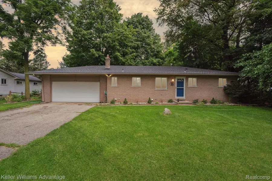 1116 W LIVINGSTON RD, Highland, MI 48357