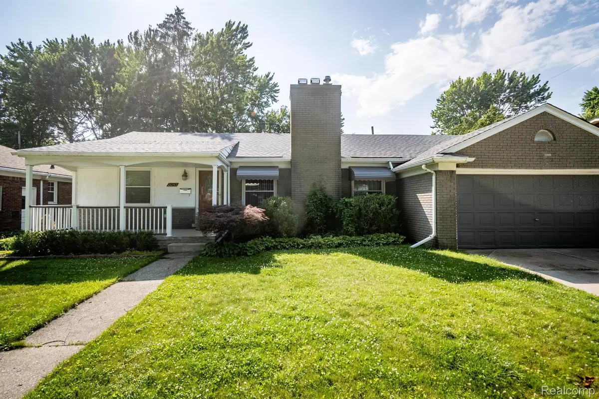 Grosse Pointe Woods, MI 48236,21243 RIVER RD