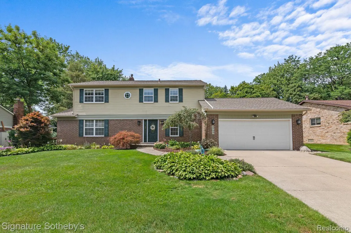 2793 WATERLOO DR, Troy, MI 48084