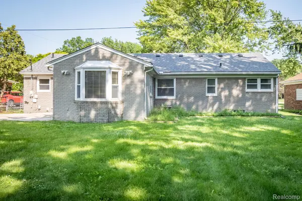 Grosse Pointe Woods, MI 48236,21243 RIVER RD